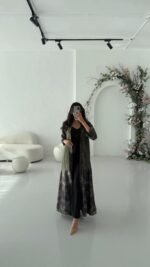 ⁦عباية قطيفة بتصميم أنيق⁩ - الصورة ⁦5⁩