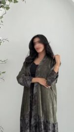 ⁦عباية قطيفة بتصميم أنيق⁩ - الصورة ⁦4⁩