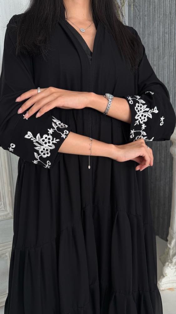 55ef329c-228c-4f14-850b-87857abecbe6-562x1000-gAXi0Xm3OKciBjOaIBJKyYxfoJYMgUL0KHIlwvdk عباية كريب ملكي أسود - الصورة 1