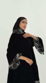 ⁦عباية مخمل كسرات⁩ - الصورة ⁦3⁩