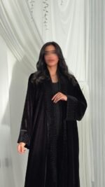 ⁦عباية مخمل كوري أسود⁩ - الصورة ⁦3⁩