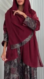 ⁦عباية مخمل قطيفة برغندي⁩ - الصورة ⁦3⁩