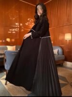 ⁦عباية سوداء كلوش مطرزة⁩ - الصورة ⁦3⁩