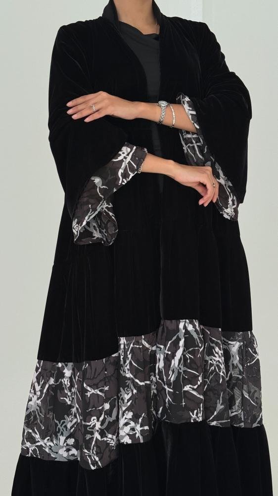 a4c742a4-b8c1-4b55-bc24-80dcf8f1bb6b-562x1000-Bgcy8MiLt82o81ksF9tsMzx4MoiziNVfLL818arD عباية مخمل كسرات - الصورة 1