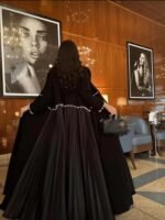 ⁦عباية سوداء كلوش مطرزة⁩ - الصورة ⁦2⁩
