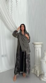 ⁦عباية قطيفة بتصميم أنيق⁩ - الصورة ⁦3⁩